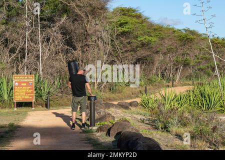 220912-N-ML137-1011 KEKAHA, Hawai`i (Sept 12, 2022) Yeoman 1. Class Mark Hill fügt den Lichtern, die den Pfad von Waiokapua (gemeinhin als Major’s Bay bekannt) säumen, Visierschilde zur Vorbereitung auf das bevorstehende Dark Skies-Programm hinzu. Dark Skies ist ein Umweltprogramm, das darauf abzielt, den Niederschlag von Newell-Shearwater, Hawaiian-Petrel, bandgedrungenem Petrel und keilgeschwemmten Shearwater-Fledglings während ihrer ersten Flüge ins Meer zu verhindern. PMRF ist das weltweit größte instrumentierte Multi-Environment-Sortiment, das Oberflächen-, Untergrund-, Luft- und Raumfahrt-Operationen gleichzeitig unterstützen kann. Stockfoto